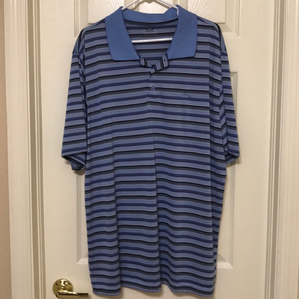 Men’s polo style golf shirt.